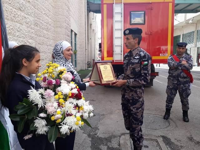 مدارس الجامعة الاولى (بنات ) تزور مديرية الدفاع المدني وتثمن جهودهم على صعيد الوطن