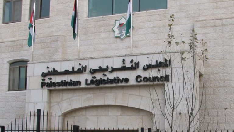 عباس يُعلن حل المحكمة الدستورية للمجلس التشريعي والدعوة لانتخابات تشريعية