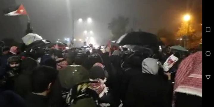 فيديو .. غزارة الأمطار لم تمنع وقفة الرابع للمطالبة برحيل الحكومة ومجلس الأمة