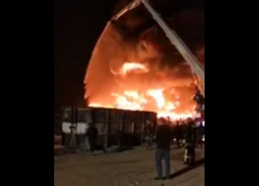 عاجل .. حريق ضخم في احد مصانع الهاشمية فيديو