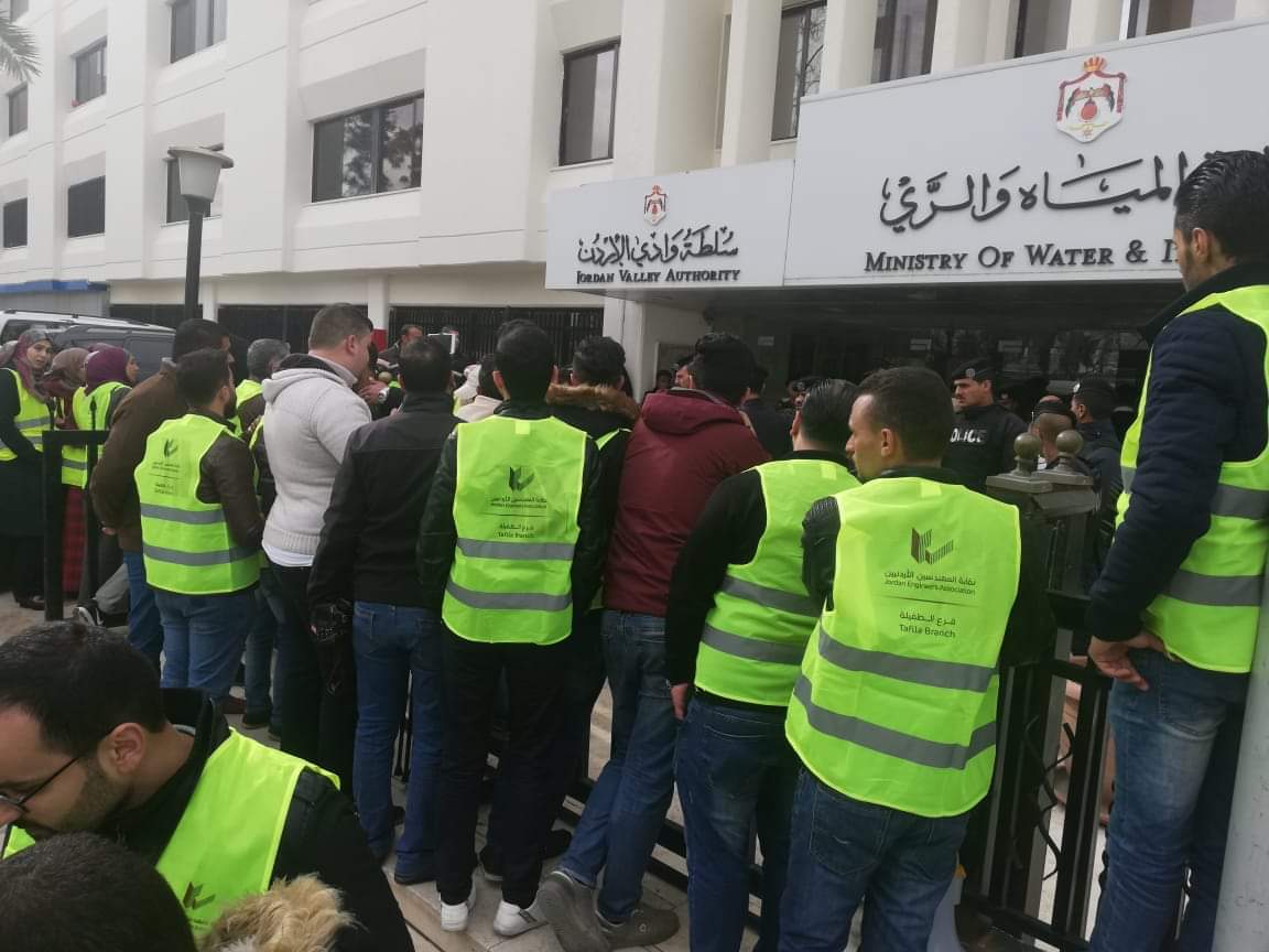 مهندسون من محافظة الطفيلة يعتصمون أمام وزارة المياه والري