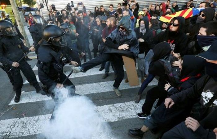 مواجهات بين الشرطة الإسبانية ومتظاهرين في برشلونة