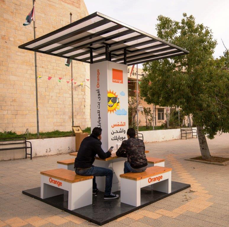 Orange الاردن تزود جامعات اردنية بوحدات شحن صديقة للبيئة