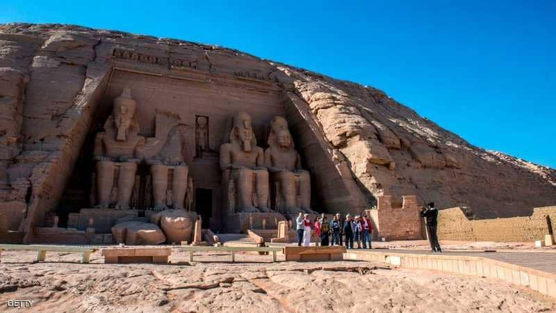 ماكرون يبدأ زيارته إلى مصر من “أبو سمبل”