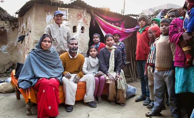 Herr Shankar Singh und Verwandte aus dem Dorf Raoutpar in Uttar Pradesh posieren für ein Bild. Herr Singh arbeitet als Haushaltshilfe in Delhi und besucht seine in diesem Dorf lebenden Schwiegereltern und Verwandten zum ersten Mal seit 6 Jahren.