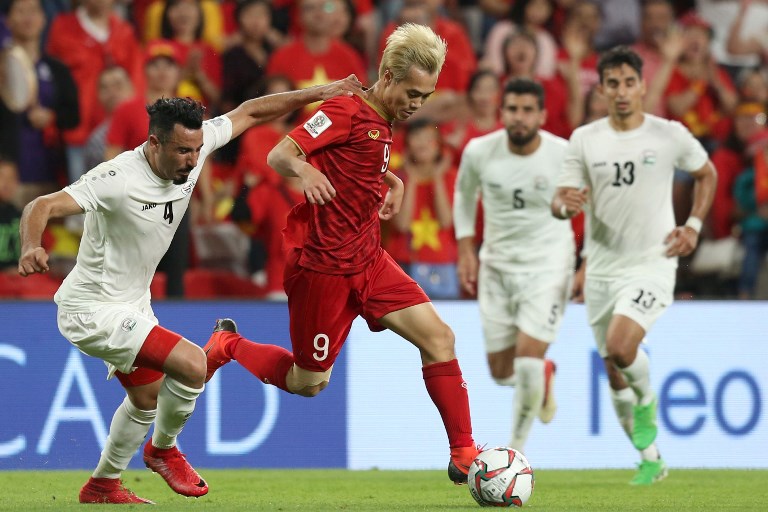 Yemen's defender Mudir Abdurabu (L) fights for the ball with Vietnam's forward Van Toan Nguyen during the 2019 AFC Asian Cup group D football match between Vietnam and Yemen at the Hazza Bin Zayed Stadium in Al-Ain on January 16, 2019. (Photo by - / AFP)