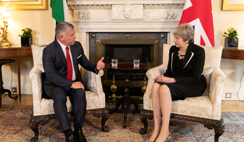 الملك ورئيسة الوزراء البريطانية يتفقان على مواصلة العمل لتوسيع التعاون المشترك