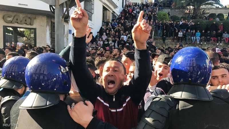 الجزائر : مظاهرات كر وفر وغاز مسيل للدموع