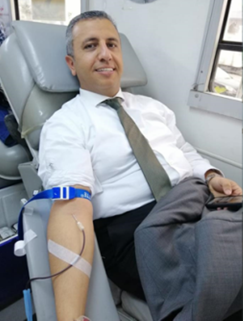 بالصور .. علي حيدر مراد أول المتبرعين بالدم في حملة ليدرز سنتر