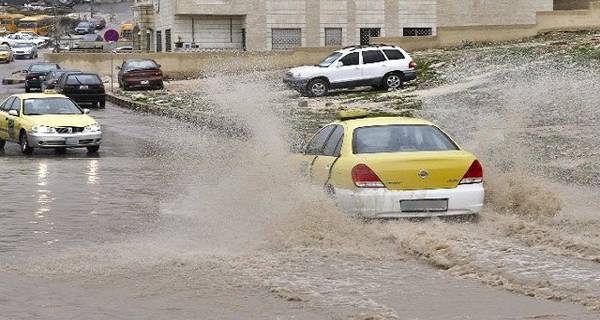 أمطار غزيرة على فترات اليوم