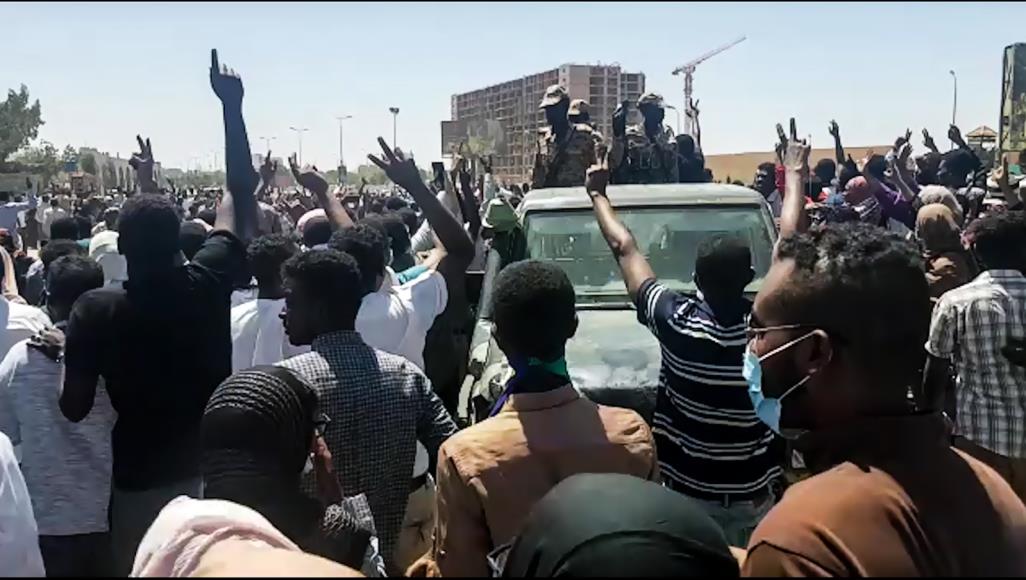 عاجل .. انباء عن انقلاب سلمي في السودان وتنحية البشير