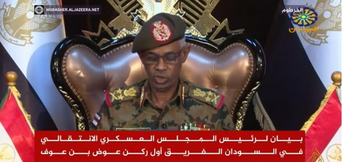 عاجل .. بالفيديو ” بن عوف يتراجع عن رئاسة المجلس العسكري بالسودان “