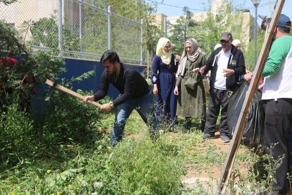 جامعة البترا تنظم يوما تطوعيا بيئيا بالتعاون مع مركز زها