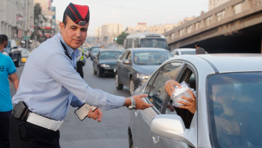 بالفيديو.. رجال السير بالأردن يعتنون بالصائمين وأبناء السبيل