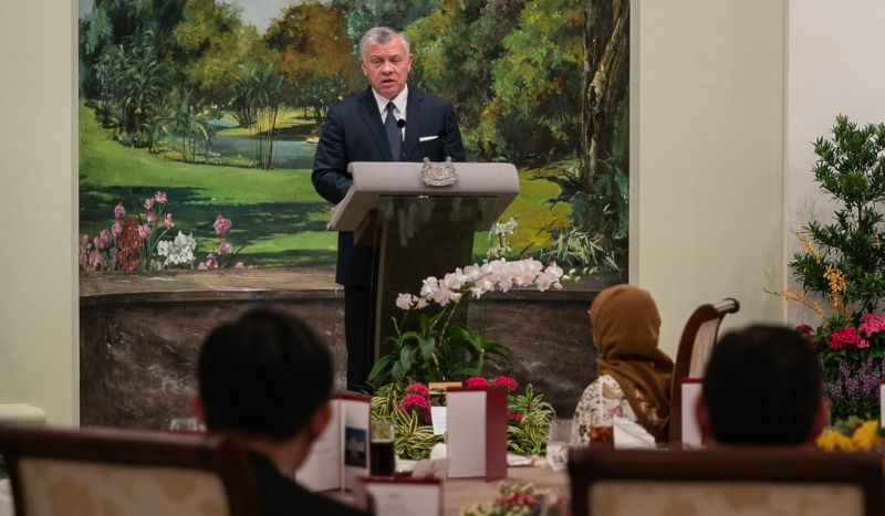 الملك يحضر مأدبة عشاء رسمية أقامتها رئيسة سنغافورة