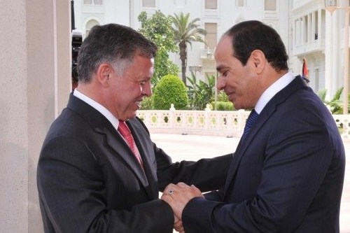 الملك والرئيس المصري يبحثان في اتصال هاتفي العلاقات الثنائية والتطورات الإقليمية