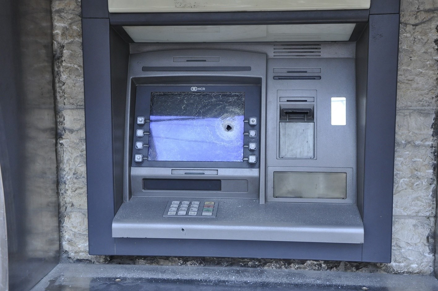 شرطة جرش تُحقق بسرقة أموال من صراف بنك