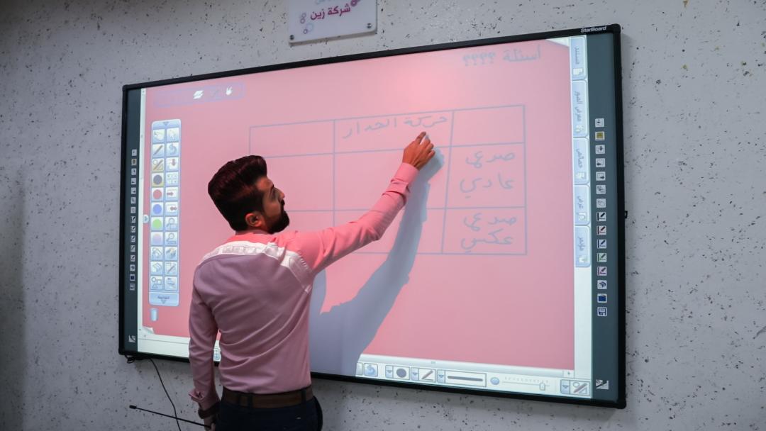 زين تبدأ بتنفيذ المرحلة الرابعة من مشروع تزويد المدارس الحكومية بالألواح التفاعلية والألواح البيضاء