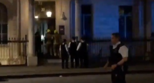 عاجل .. الشرطة البريطانية تقتحم سفارة البحرين فيديو