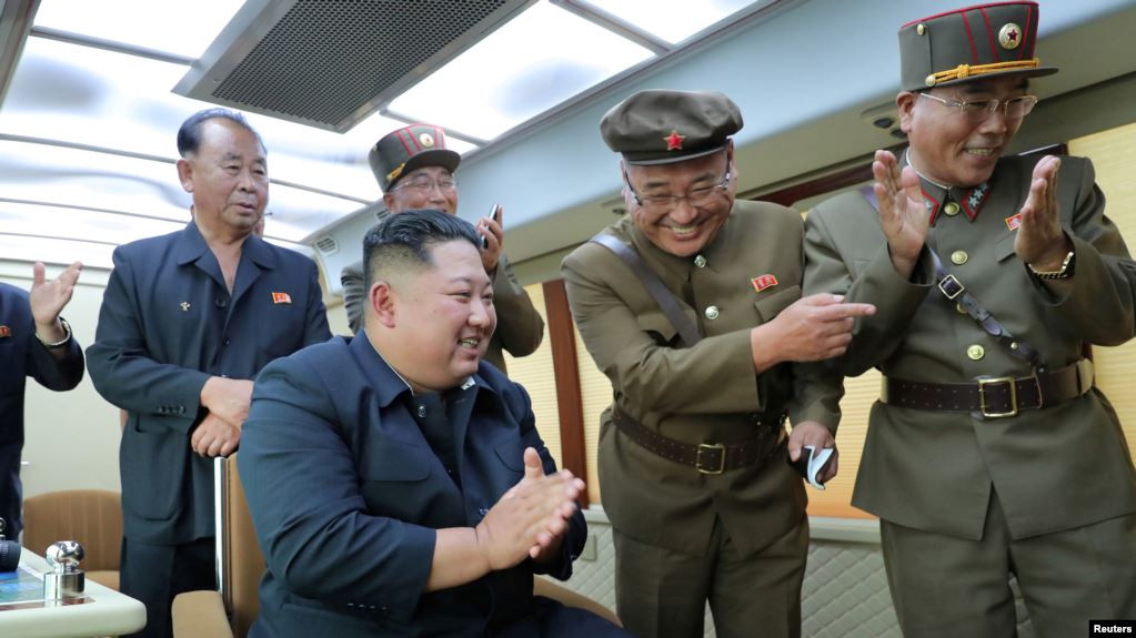 زعيم كوريا الشمالية يشرف على اطلاق صواريخ جديدة