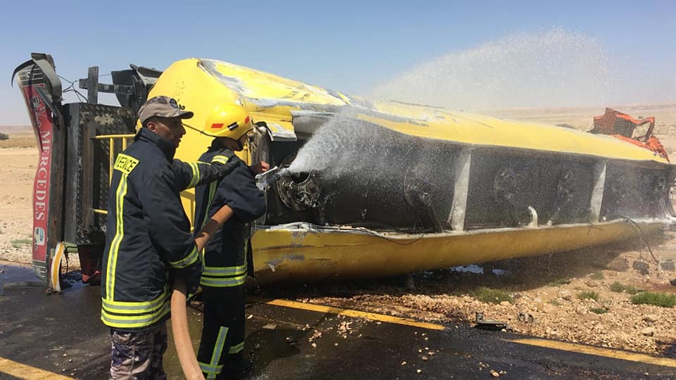 بالصور .. اصابة شخص بتدهور صهريج محمل بوقود طائرات على الطريق الصحراوي