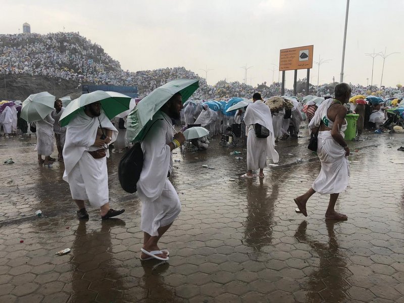 فيديوهات .. أمطار غزيرة ورياح على صعيد جبل عرفات