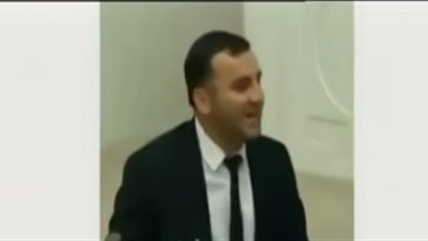 بالفيديو .. نائب كردي يتحدى تركيا من داخل البرلمان