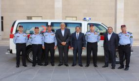مديرية الأمن العام تتسلم سيارتي اسعاف كهدية مقدمة من المركز العربي الطبي