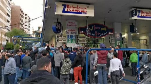 لبنان: تعليق إضراب محطات البنزين ومحتجون يقطعون الطرق