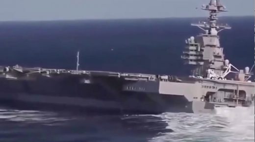 بالفيديو .. حاملة طائرات نووية أمريكية ” تُخمس ” في عرض البحر