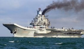 مقتل عسكري روسي وإصابة 12 أثر حريق على متن حاملة طائرات