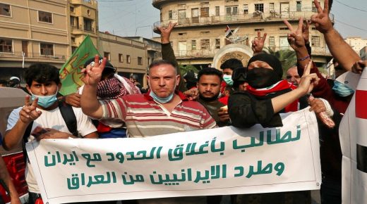 محتجون يحرقون مدخل ضريح بمدينة النجف والبرلمان العراقي يناقش استقالة عبد المهدي