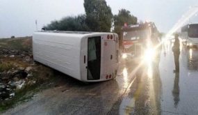 ٦ اصابات بانقلاب حافلة قرب جسر النعيمة