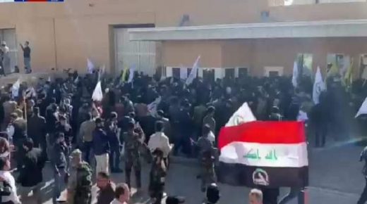 محتجون يهاجمون السفارة الأميركية في بغداد