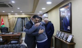 بالصور .. كيف استقبل وزير العمل الشاب بني هاني العائد من تركيا