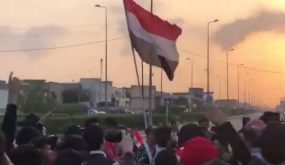 متظاهرون في البصرة يغيرون اسم شارع خامنئي