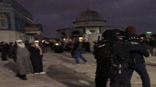 شرطة الاحتلال تعتدي على مصلي الفجر في المسجد الاقصى