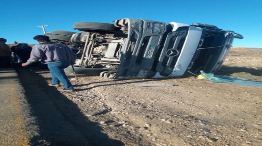 الطفيلة : انقلاب صهريج اسمنت قرب مصنع الرشادية