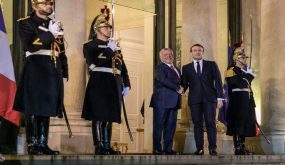 الملك والرئيس الفرنسي يبحثان العلاقات الثنائية والمستجدات إقليمياً ودولياً