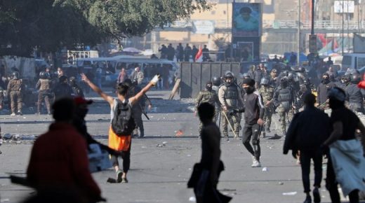 العراق : 15 جريحا بمواجهات متظاهرين مع قوات الأمن