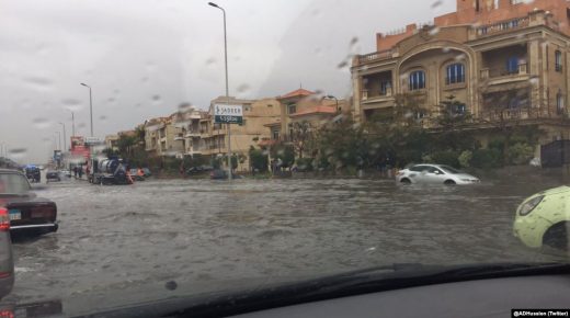 بالفيديو.. أمطار غزيرة تغرق شوارع القاهرة والسلطات تغلق المدارس