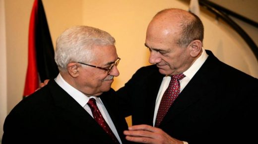 أولمرت يعقد مؤتمرًا صحافيًا مشتركًا مع عباس لـ”رفض صفقة القرن”