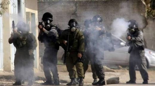 إصابة 14 فلسطينيا بقنابل الغاز شرق القدس