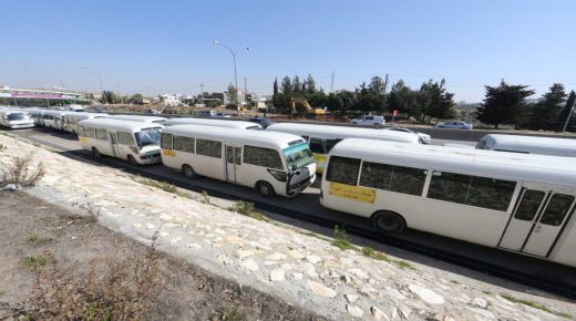 بالصور..اعتصام باصات إربد الداخلية أمام وزارة الخارجية