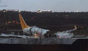 انشطار طائرة تركية بعد خروجها عن مسارها