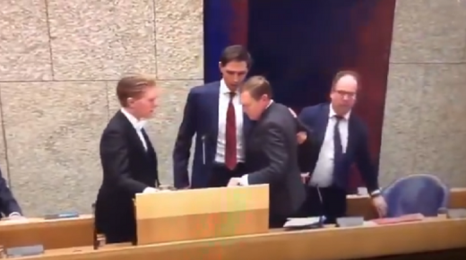 فيديو: انهيار وسقوط وزير الصحة الهولندي امام البرلمان