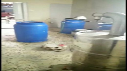 بالفيديو..ضبط شخص يقوم بتصنيع خمور بصورة مخالفة للقانون داخل احد المحال التجارية في محافظة الزرقاء