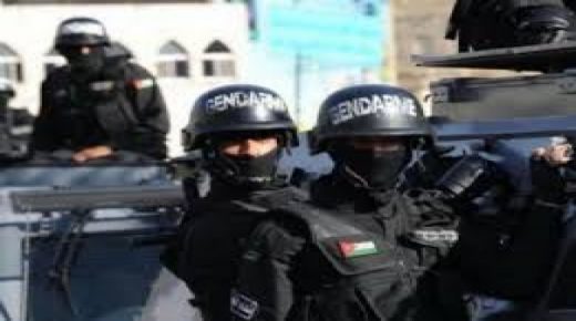 قوة أمنية تداهم مكاتب شركة مقاولات كبرى في عمان