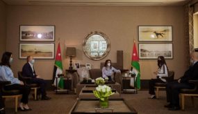 الملكة رانيا تلتقي عددا من متطوعي وشركاء الجمعية الملكية للتوعية الصحية وموقع الطبي