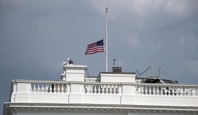 ترامب يأمر بتنكيس الأعلام